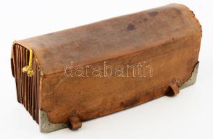 Antik ügyvédi bőr rendezőtáska, sérüléssel, h: 38 cm