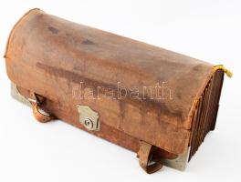 Antik ügyvédi bőr rendezőtáska, sérüléssel, h: 38 cm