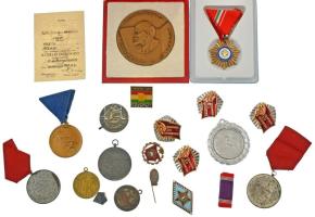 Vegyes 19db-os vegyes magyar és szovjet szocialista kitüntetés, jelvény, sportérem tétel, közte ~1970. "Zrínyi Katonai Akadémia" zománcozott fém sapkajelvény (46x33mm), közte tokosak is T:AU-VF