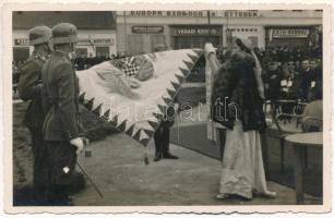 Dés, Dej; bevonulás, Bethlen grófnő zászlóanya felköti a szalagokat, Vargha Márton, Europa szálloda és étterem, Futura-Hombár, Váradi Károly és Fia üzlete. Foto Paoletto / entry of the Hungarian troops, Countess Bethlen, flag, soldiers, shops, oath. photo