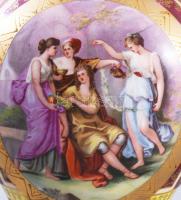 Csehszlovák porcelán váza antik jelenettel, matricás, jelzett, kopásnyomokkal, m: 28 cm