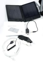 Táskában 2 darab elektromos töltő, közte A-solar Titan (AM600) napelemes notebook töltő