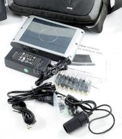 Táskában 2 darab elektromos töltő, közte A-solar Titan (AM600) napelemes notebook töltő