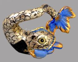 Herendi óherendi koi hal figura, ezüstös festéssel, jelzett, kopott, 6,5x 4,5 cm