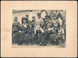 cca 1940 Horthy Miklós kormányzó felesége, Purgly Magdolna, illetve magas rangú katonatisztek társaságában egy köztéri rendezvényen, fotónyomat, lapszéli sérülésekkel, kissé koszos, 18x24 cm