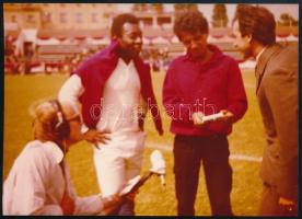 cca 1980 Pelé Magyarországon, az MTK stadionjában forgatott "Menekülés a győzelembe" című film forgatása idején, színes fotó, jelzés nélkül, 9x12,5 cm