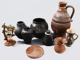 Doboznyi kerámia tétel, benne fekete kerámiákkal.