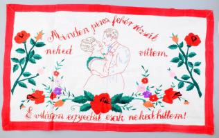 Kézzel hímzett konyhai falvédő, "Minden piros fehér rózsát neked vittem, E világon egyedül csak neked hittem" felirattal, 51x85 cm