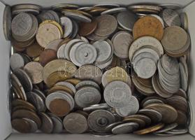 Vegyes, magyar és külföldi érmetétel mintegy ~1kg súlyban T:vegyes Mixed, Hungarian and foreign coin lot (~1kg) C:mixed