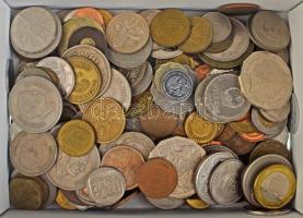 Vegyes külföldi fémpénz tétel ~1kg-os súlyban, csak Európán, USA-n és Kanadán kívüli érmékkel T:vegyes Mixed foreign coin lot (~1kg), without European, USA and Canadian coins C:mixed