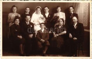 1941 Székelyudvarhely, Odorheiu Secuiesc; Esküvői csoportkép. Kováts István felvétele / wedding photo (fa)