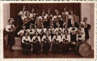 1938 Eger, lányzenekar, zenészek. Horváth photo (EB)