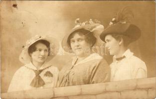 1915 Nagykőrös, hölgyek kalapban. photo (tűnyom / pinmark)