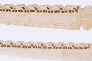 2 db csontból készült levélbontó elefánt faragással, h: 18,5 és 25 cm