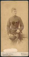 1890 Fiatal katona (tiszthelyettes) portréja, a hátoldalon dedikációval, kabinetfotó Gosztleth István budapesti műterméből, kisebb foltokkal, felületi hibákkal, 20,5x10,5 cm