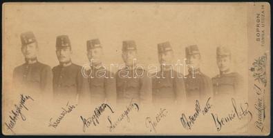 cca 1895 Hadapród-tiszthelyettesek csoportképe, a képen aláírásaikkal (Szabóky, Krausz, Kenessey, stb.), kabinetfotó Brückner Ignác soproni műterméből, 10,5x21 cm