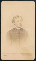 cca 1855 Férfi magyaros ruhában, keményhátú fotó Simonyi pesti műterméből, 10,5×6,5 cm
