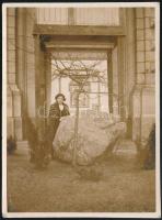 cca 1920-1930 Elegáns hölgy egy szikladarabbal, "kiemeltetett az Al-Duna zuhatagából", fotó, 11,5×8,5 cm
