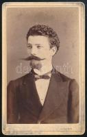 cca 1870 Elegáns fiatal férfi kackiás bajusszal, vizitkártya Simonyi Antal pesti műterméből, kissé koszos, 10,5x6,5 cm