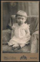 cca 1910 Kisgyermek portréja (,,Bukovinszky Gézike 14 hónapos korában"), vizitkártya Mérei és Társa fényképészeti és festészeti műterméből (Bp., VII., Thököly út 28.), szecessziós verzóval, feliratozva, 11x6,5 cm