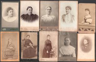 10 db hölgyeket ábrázoló vizitkártya, különféle műtermekből (közte Ravasz Imre, Arad; Rupprecht Mihály, Sopron; Szilárd Tódor, Szombathely; stb.), változó állapotban