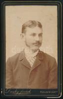 cca 1880 Fiatal férfi portréja, vizitkártya Dunky fivérek kolozsvári műterméből, 10,5x6,5 cm