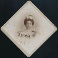cca 1900-1910 Fiatal hölgy virágokkal díszített ruhában, keményhátú fotó a lőcsei (Levoča) Helios műteremből, 6,5x6,5 cm (Ritka!)