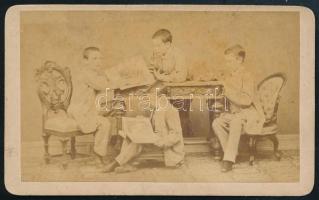 cca 1865 Négy kisfiú portréja, vizitkártya Gévay Béla pesti műterméből, a verzón nehezen olvasható ceruzás felirattal, 6x10 cm