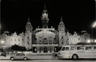 1966 Győr, Városháza, Városi Tanácsháza, este, autóbusz, automobil. Képzőművészeti Alap Kiadóvállalata (EK)