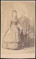 cca 1860-1870 Házaspár portréja, vizitkártya Landau Alajos (1833-1884) szegedi műterméből (,,Landau Alajos akad. festő és fényképiró. Üveg-műterme Palánk. Szentháromság utcza 873. sz. Rohrbach Antal Gyógyszerész házában. Szegeden"), 10x6 cm. Ritka!