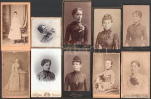 10 db hölgyeket ábrázoló vizitkártya, különféle műtermekből (közte Ciehulski és Csonka, Marosvásárhely; Funk Ignác, Nagybecskerek-Újvidék; Divald Károly fia, Eperjes; stb.), változó állapotban
