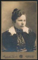 cca 1910-1920 Hölgy portréja, vizitkártya Ruzicska Gyula debreceni műterméből (,,Piacz-utca 32. volt Szedlák és Vámos féle ház"), 10,5x6,5 cm (Ritka!)