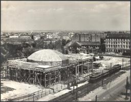 cca 1960 Budapest, Kerepesi út, metró építése, fotó, hátoldalon feliratozva, szakadással, 23×30 cm