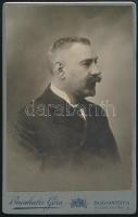 cca 1910 Bajszos úr portréja, vizitkártya Brunhuber Géza budapesti műterméből, 10,5x6,5 cm