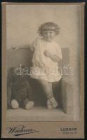 cca 1910 Kislány játékmackóval, vizitkártya Wichner losonci (Lučenec) műterméből, dekoratív verzóval, 10,5x6,5 cm (Ritka!)