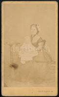 cca 1880 Elegáns hölgy kisgyermekkel, vizitkártya Pachinger Nándor rozsnyói (Rosenau, Rožňava) műterméből, foltos, 10x6 cm. Ritka!