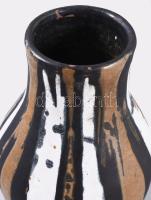 Gorka Lívia (1925-2011): Csíkos váza. Kézzel korongozott, jelzett, hibátlan, m: 16,5 cm