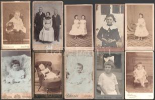 10 db gyerekeket ábrázoló vizitkártya, különféle műtermekből (közte F. Czerkawski, Lemberg; Podleszny András, Kassa; Zureich Károly, Miskolc; stb.), változó állapotban