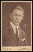 1925 Kassa (Košice), elegáns fiatalember dedikált portréja, vizitkártya Vogel kassai műterméből, magyar és szlovák nyelvű verzóval, 10,5x6,5 cm