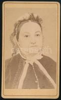cca 1870 Hölgy portréja, vizitkártya Skopáll J. özvegye (Győr és Mosonmagyaróvár) műterméből, 10,5x6,5 cm