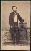 cca 1870 Előkelő úr egészalakos portréja, vizitkártya Szentkuty István gyógyszerész és fényképész pesti műterméből, ragasztás nyomaival, 10x6 cm