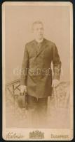 cca 1890 Fiatal férfi egészalakos portréja, kabinetfotó Kalmár Péter udvari fényképész budapesti műterméből (,,Andrássy út 29. a m. k. operház átellenében"), 16,5x8,5 cm