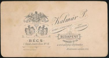 cca 1890 Fiatal férfi egészalakos portréja, kabinetfotó Kalmár Péter udvari fényképész budapesti műt...
