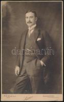 1917 Kohn Imre, a Neues Budapester Abendblatt c. napilapot kiadó Budapesti Ujságkiadó R.T. igazgatójának portréja. Kabinetfotó Koller Károly tanár utóda Szenes budapesti műterméből, a hátoldalon feliratozva, kis saroktöréssel, 21x13 cm
