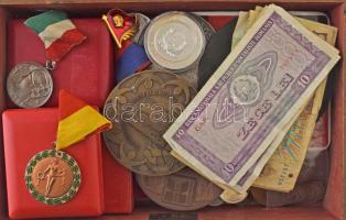 "Nagypapa kincsesládája", bruttó ~2,8kg súlyban, benne vegyes, külföldi és magyar érmék (k...