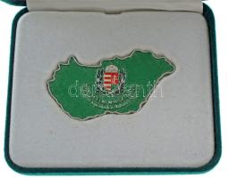 DN "Honvédelmi Minisztérium - Társadalmi Kapcsolatok és Kulturális főosztály" Magyarország alakú fém emlékplakett dísztokban(~60x35mm) T:UNC ND "Ministry of Defense - Department of Social Relations and Culture" Hungary-shaped metal plaque in decorative case (~60x35mm) C:UNC