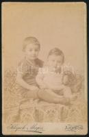 1889 Gyerekek (testvérek), kabinetfotó Klapok Alajos aradi műterméből, a hátoldalon dedikációval, 17x11 cm
