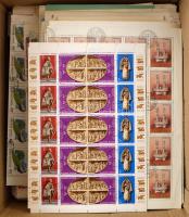 Magyar íváru és több száz bündli hullámkarton dobozban. Érdemes megnézni!!