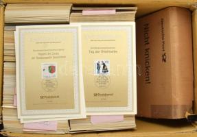 NSZK sok száz, talán 1.000-nél több Ersttagsblatt a 70-es 90-es évekből hullámkarton ládában. Tartalmas anyag, gyűjtemény kialakításához vagy viszonteladónak ajánljuk.