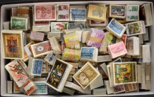 Magyar bündlik cipős dobozban képessel, régivel